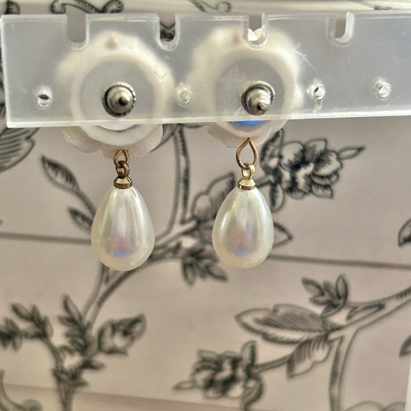 Elegant White Rose Pearl Earrings-New! - Picture 5 of 5